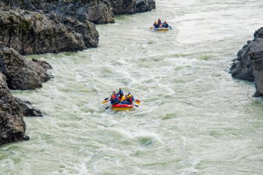 Katun dağında yüzen birkaç sal, Altay dağları, Rusya.