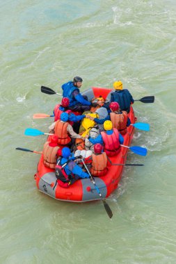 Katun, Altay dağları, Rusya'da bir grup turistin rafting yaptığı bir sal. 
