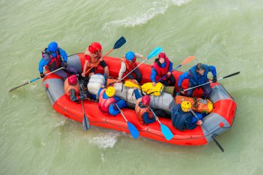 Katun, Altay dağları, Rusya'da bir grup turistin rafting yaptığı bir sal. 
