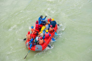 Katun, Altay dağları, Rusya'da bir grup turistin rafting yaptığı bir sal. 