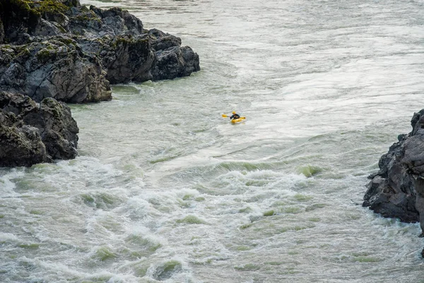 Sarı bir kayık üzerinde bir kayakçı dağ nehri Katun, Altay dağları, Rusya üzerinde yüzer. 