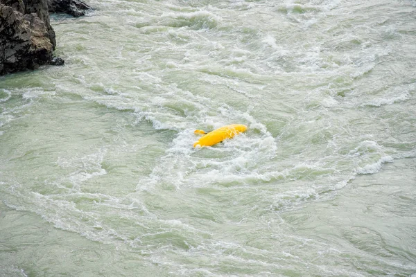 Kayaker Kayak Amarillo Revés Río Montaña Katun Montañas Altai Rusia — Foto de Stock