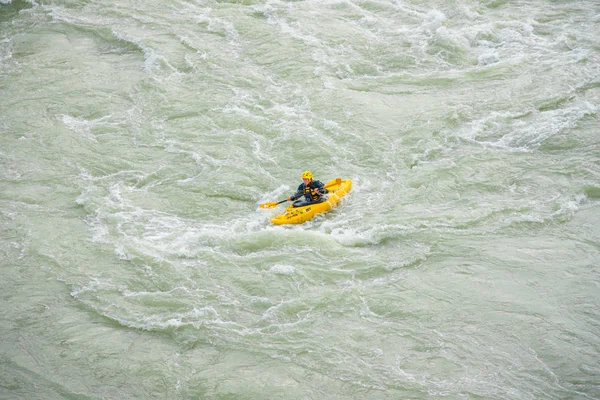 Kayaker Kayak Giallo Galleggia Sul Fiume Katun Montagne Altai Russia — Foto Stock