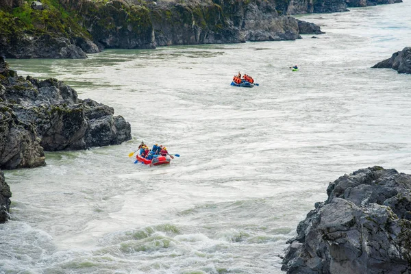 Katun, Altay dağları, Rusya'da dağ nehrinde rafting yapılan birkaç sal ve kano.