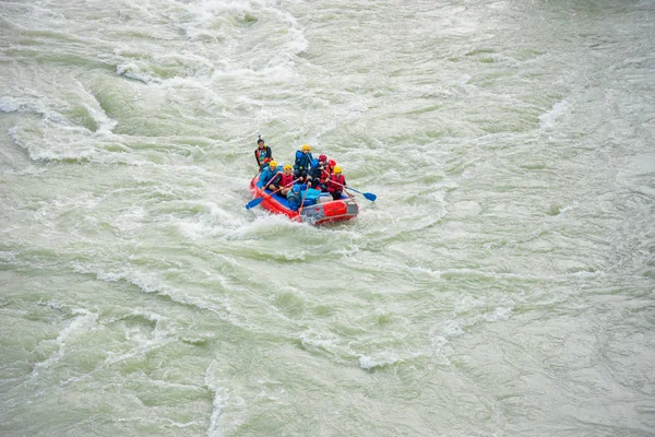 Una Balsa Con Grupo Turistas Rafting Montaña Río Katun Montañas — Foto de Stock