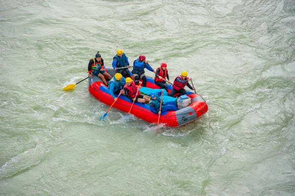 Una Balsa Con Grupo Turistas Rafting Montaña Río Katun Montañas — Foto de Stock