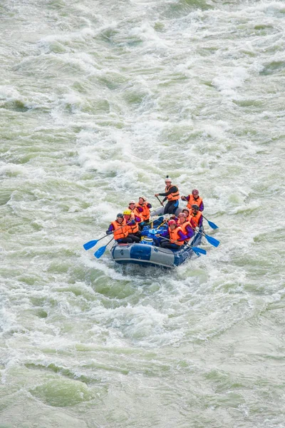 Una Balsa Con Grupo Turistas Rafting Montaña Río Katun Montañas — Foto de Stock