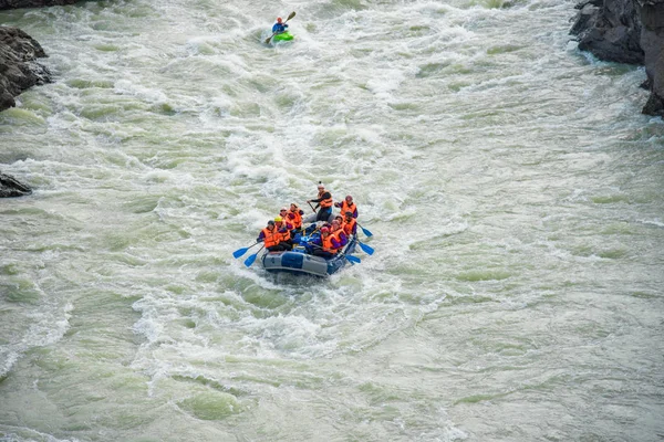 Katun, Altay dağları, Rusya'da dağ nehrinde rafting yapılan birkaç sal ve kano.