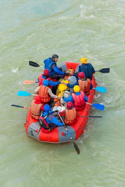 Una Balsa Con Grupo Turistas Rafting Montaña Río Katun Montañas — Foto de Stock