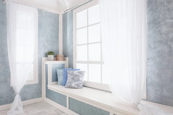 Parlak iç, pencere perdeleri, beyaz pencere pervazına, oda ile