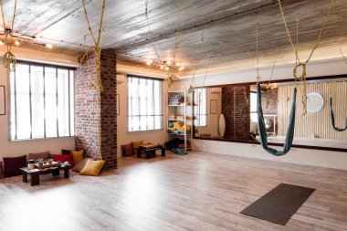 Chay Bar, Rusya, Cherepovets, Vologodskaya oblast. Çatı oda fitness ve dinlenme, rahatlama ile tuğla duvarlar ve windows, spor salonu, çay için. Duvarlar beyaz, tavandan, ahşap zemin beton.