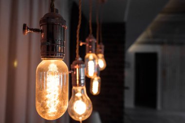 Lamba akkor sarmal retro vintage sıcak tüp edison. Spiral tavana, ilginç şekil üzerinde asılı sarı ışık, karanlık arka plan,.