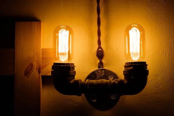 Lamba akkor sarmal retro vintage sıcak tüp edison. Spiral tavana, ilginç şekil üzerinde asılı sarı ışık, karanlık arka plan,.