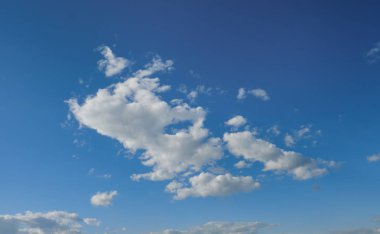 Mavi gökyüzü ile yumuşak beyaz bulutlar. Gün sabah, güneş ışığı ve temiz hava.