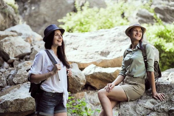 2 つの美しい若い女の子山中旅行し、石の景色の眺めを楽しむ. — ストック写真