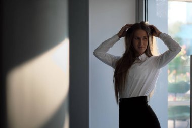 Güneşin penceresinden bir kız portresi. Sabah, gündoğumu veya günbatımı ve akşam.