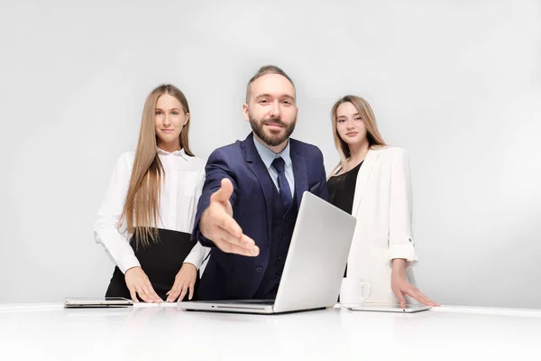 Werkgelegenheid, contract. Drie mensen, man en twee vrouwen op een witte achtergrond. — Stockfoto