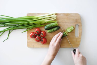 Pişmemiş İtalyan farfalle makarna, beyaz bir arka plan üzerine. Pişmemiş makarna trasparent cam dağınık olduğunu. Unlu Mamüller.