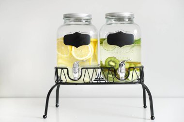 Limon ve limes Içecek dispenseri ile taze narenciye limonata