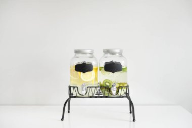 Limon ve limes Içecek dispenseri ile taze narenciye limonata