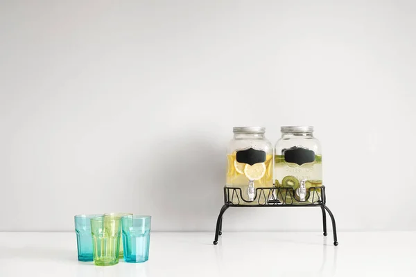 Frisse citrus limonade met citroenen en limoenen in drank dispenser — Stockfoto