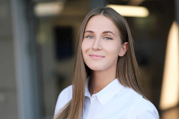 Retrato de uma jovem menina bonita em um estilo de negócios ao ar livre . — Fotografia de Stock