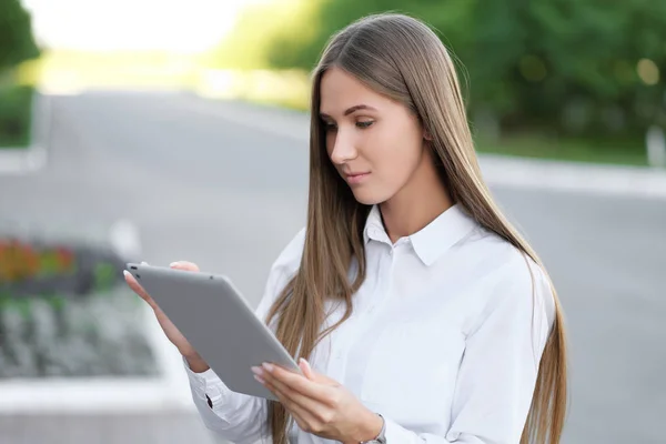 Jovem bela empresária estudante empresária usa tablet ao ar livre — Fotografia de Stock