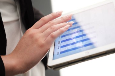 Close-Up genç işkadını dijital tablet grafik arıyorsunuz