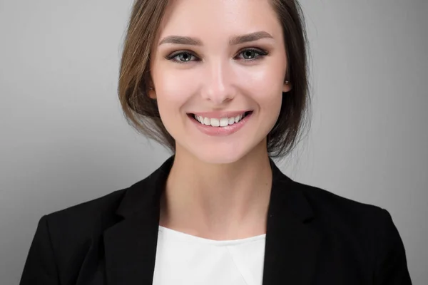 Retrato de uma bela jovem empresária com um sorriso e belos dentes . — Fotografia de Stock