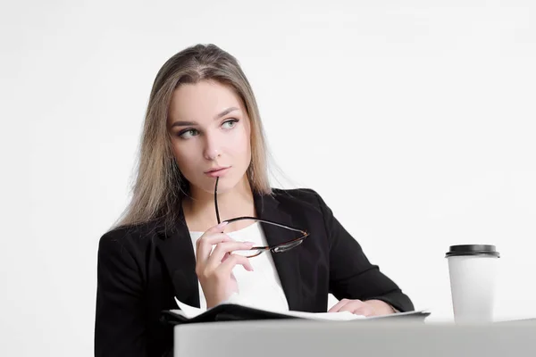 Forretningsmand pige sidder ved skrivebordet på kontoret og arbejder på bærbar computer på hvid baggrund . - Stock-foto