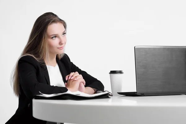 Chica hombre de negocios sentado en el escritorio en la oficina y trabajando en el ordenador portátil sobre fondo blanco . — Foto de Stock