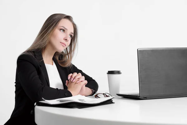 Zakenman meisje zitten aan de balie in kantoor en werken op de laptop op witte achtergrond. — Stockfoto