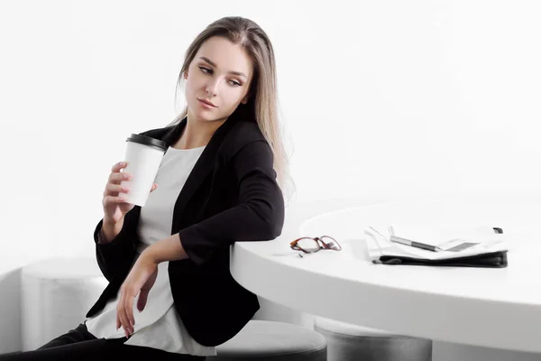 Zakenman meisje zitten aan de balie in kantoor en werken op de laptop op witte achtergrond. — Stockfoto