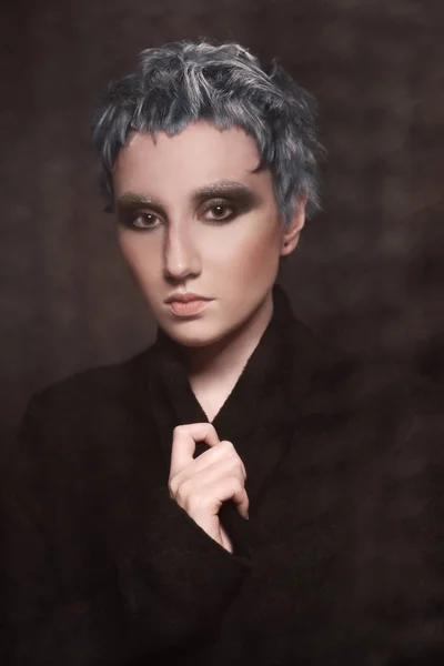 Retrato de menina com cabelo azul tingido curto em óculos sobre fundo preto. Coloração criativa e corte de cabelo . — Fotografia de Stock