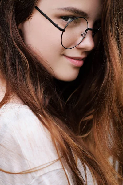Straßenporträt eines rothaarigen Mädchens mit Brille. — Stockfoto