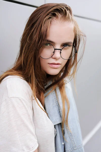 Вуличний портрет рудої дівчини в окулярах . — стокове фото