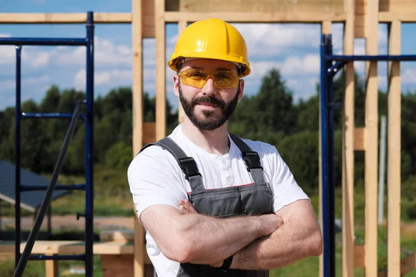 Adam bir ahşap çerçeve ev çatısında bir kurucusudur.