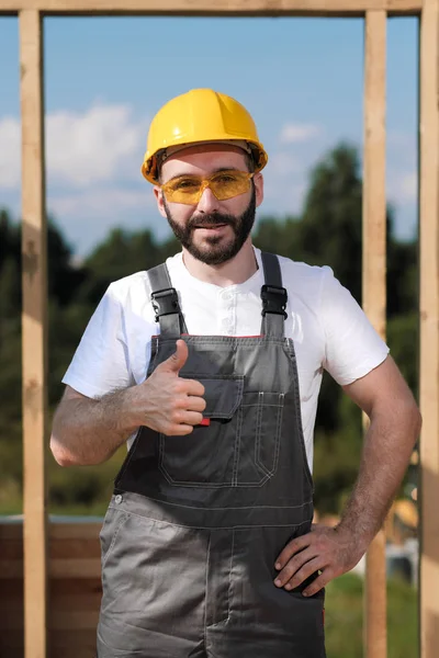 Adam bir ahşap çerçeve ev çatısında bir kurucusudur.