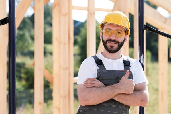 Adam bir ahşap çerçeve ev çatısında bir kurucusudur.