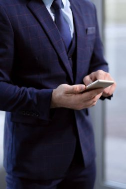 İş kıyafeti bir işadamı işadamı elinde telefon.