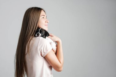 Genç güzel kız bir Fransız bulldog yavru sarılma