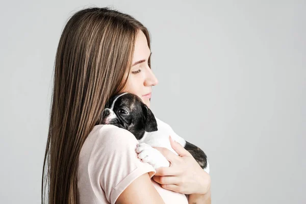 Young beautiful girl hugging a puppy of a French bulldog — Stock Photo, Image