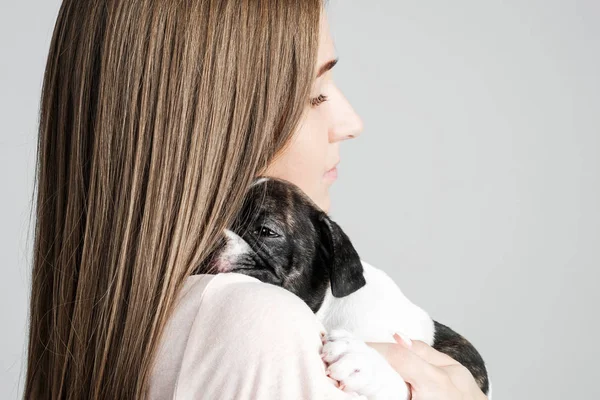 Genç güzel kız bir Fransız bulldog yavru sarılma