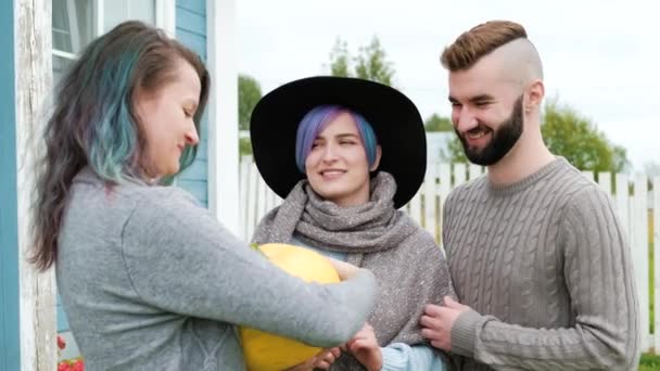 Trois personnes en arrière-plan de maison de village à la ferme parlent et rient . — Video