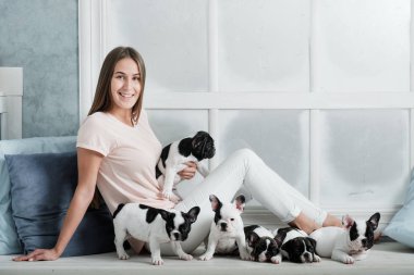 Genç güzel kız bir Fransız buldozer birçok bir kukla sarılma