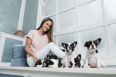 Genç güzel kız bir Fransız buldozer birçok bir kukla sarılma