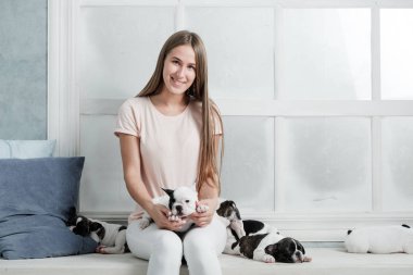 Genç güzel kız bir Fransız buldozer birçok bir kukla sarılma