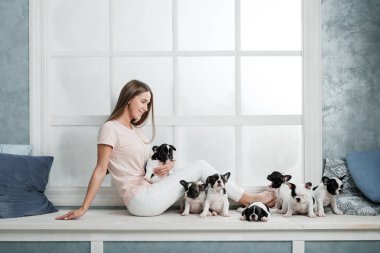 Genç güzel kız bir Fransız buldozer birçok bir kukla sarılma