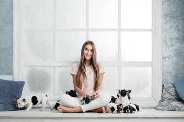 Genç güzel kız bir Fransız buldozer birçok bir kukla sarılma