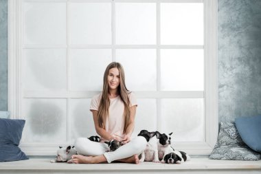 Genç güzel kız bir Fransız buldozer birçok bir kukla sarılma